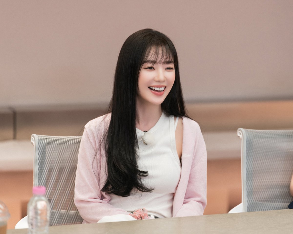 RVsmtown's tweet photo. <레벨업 프로젝트 시즌6> EP.1 촬영 현장 스틸 공개!

4년 만에 돌아온 레벨이들의 완전체 리얼리티
#레벨업프로젝트6 개막💖

🎬 온에어 일정
➫ 2026.08.14 (Fri) 8PM (KST)
    Mnet / Wavve

📱 EP.01 클립
➫ 2026.08.21 (Fri) 8PM (KST)
    https://t.co/Y7BbcxZFfK

#RedVelvet #레드벨벳
#LevelUp_Project6