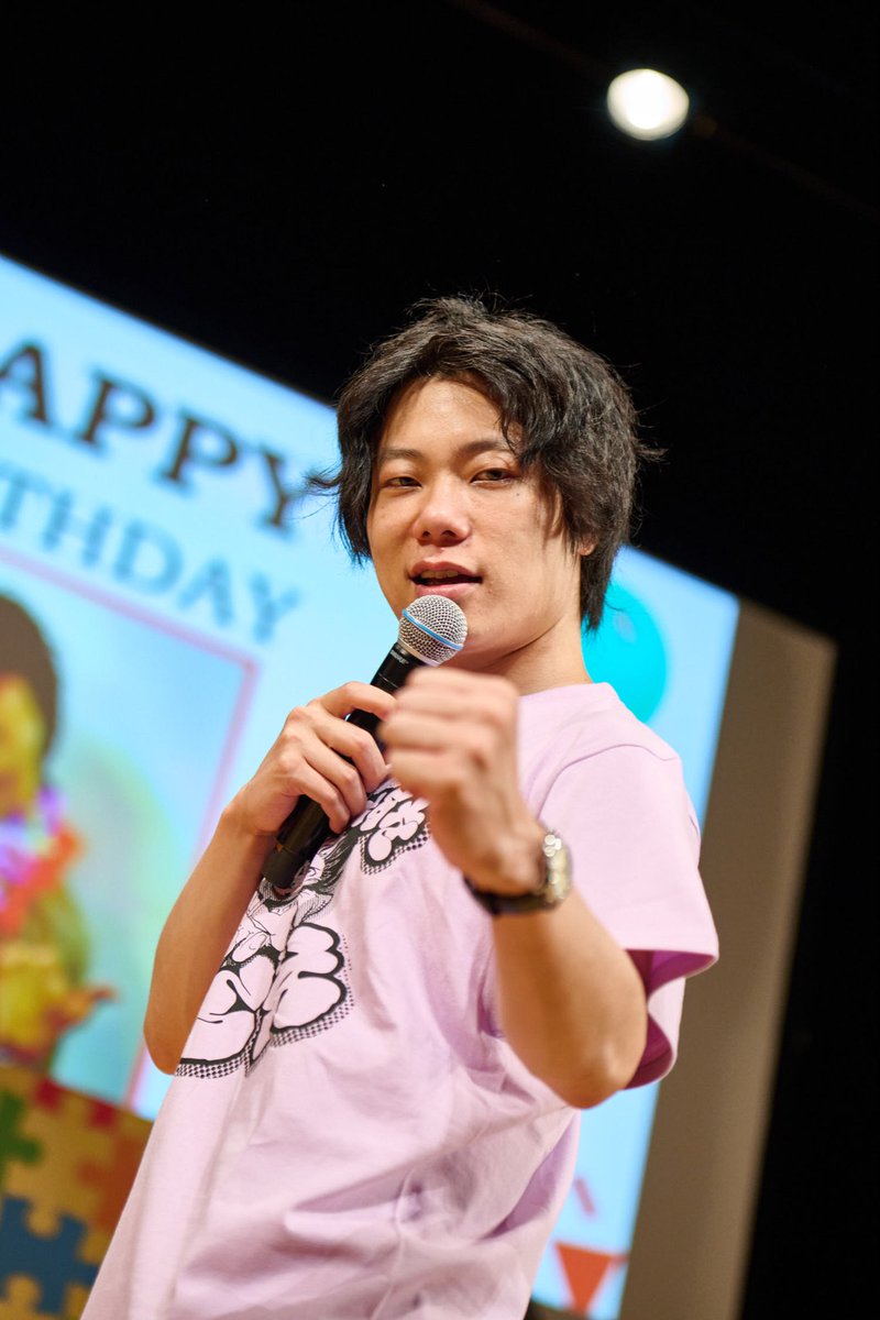 laughfes_y's tweet photo. ／
ただいま見逃し配信中🔔
＼

9番街レトロを着せ替えてあそぶライブ
公演ショット📸

公演の前日が誕生日だった京極さんを
お祝いさせていただきました🎂

オンラインくじはこちら🎁
https://t.co/Vbk8biAZks

配信チケットはこちら🎫
https://t.co/gTSSOWbStG

#着せ替えライブ #ラフフェス https://t.co/7BI5FS4HFQ