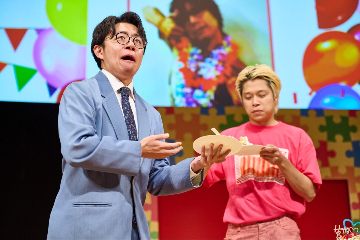 laughfes_y's tweet photo. ／
ただいま見逃し配信中🔔
＼

9番街レトロを着せ替えてあそぶライブ
公演ショット📸

公演の前日が誕生日だった京極さんを
お祝いさせていただきました🎂

オンラインくじはこちら🎁
https://t.co/Vbk8biAZks

配信チケットはこちら🎫
https://t.co/gTSSOWbStG

#着せ替えライブ #ラフフェス https://t.co/7BI5FS4HFQ