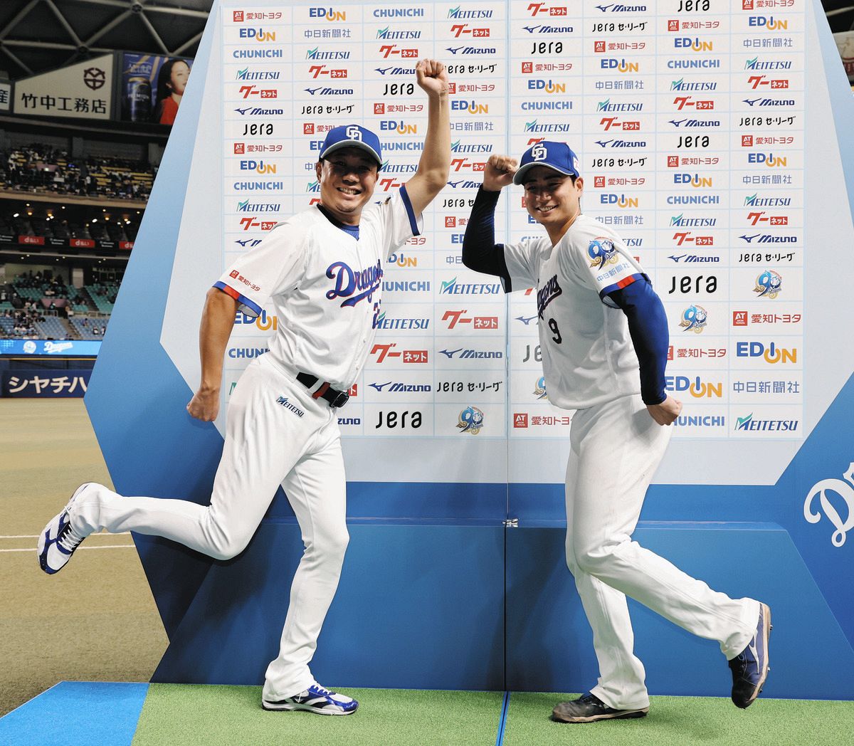 gnomotoke's tweet photo. 「止めてください！」中日・大野雄大、祝勝会での行動を真っ先に止めた石伊雄太の目配り「本当に勉強熱心で信頼できます」【番記者メモ】：中日スポーツ・東京中日スポーツ https://t.co/okkoBsfJA2 https://t.co/KOWmKhL65n