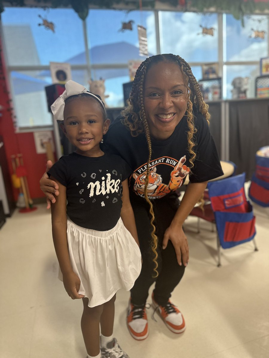 Keonaka1's tweet photo. My favorite tiger this year calls me “Mommy”! She met her amazing teacher @MrsSHill1 last night and they are both excited about the school year! You can catch her engaged in learning all year @PleasantRunLISD #Itsupfromhere #LetsglowLancaster https://t.co/50RPaTUxpJ