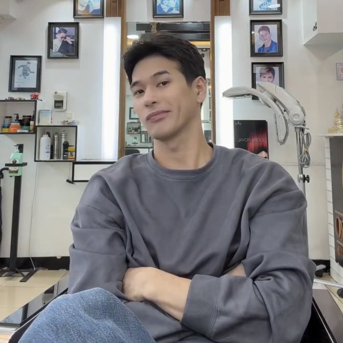 hyaselyse's tweet photo. palibhasa kasi alam na alam mo kung paano ako kunin eh. isang baby boy haircut, naka-sweatshirt, tapos may piercing pa, wala. umiikot na ulit yung mundo ko https://t.co/juN347spuj