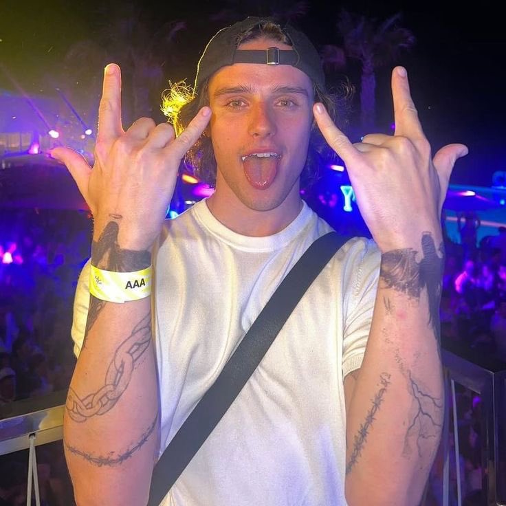 altmuay's tweet photo. get a real tattoo boy i beg you https://t.co/My36yVlYk4