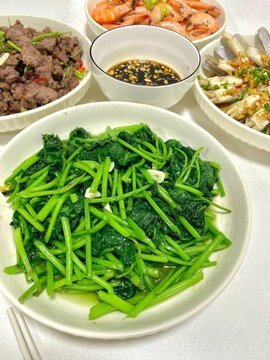 tiagolvr7's tweet photo. 好久没自己做饭了，拒绝外卖的一天 今日菜谱：白灼虾，蒜蓉蛏子，清炒地瓜叶，牛肉炒芹菜。可谓是色香味俱全呀，你们觉得呢？#周末愉快 https://t.co/Wuz1ETnEp3