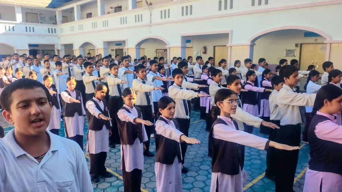 emrskalsi2's tweet photo. 🐘 Elephant Day Celebration at EMRS Kalsi
EMRS Kalsi celebrated Elephant Day as part of the celebration, students took a pledge for the protection and conservation of elephants and wildlife. An Elephant Mask Making Activity was also organised. https://t.co/1lfRJHRcZv