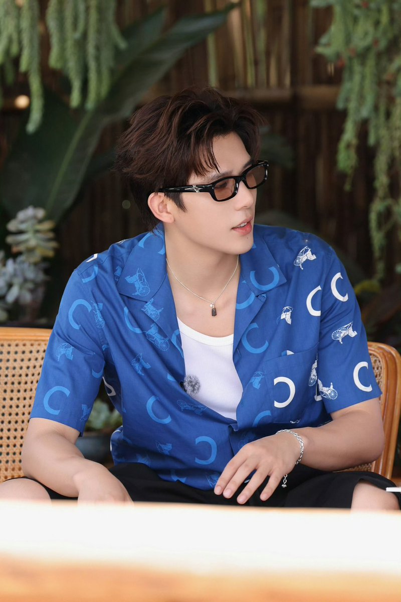 waythfanbase's tweet photo. ❥ .｡. ⌞ #忙忙碌碌寻宝藏2 update⌝ .｡. ★

【EP08 Stills】 Immerse yourself in the mini theater with our Detective Wang — top-tier in both reasoning and performance, every step of the way. #Wanganyu  🎬

⎆ https://t.co/0Dsijhhfmv

#CrazyTreasurehuntS2
#王安宇
#หวังอันอวี่ https://t.co/mOvh1hUYWk