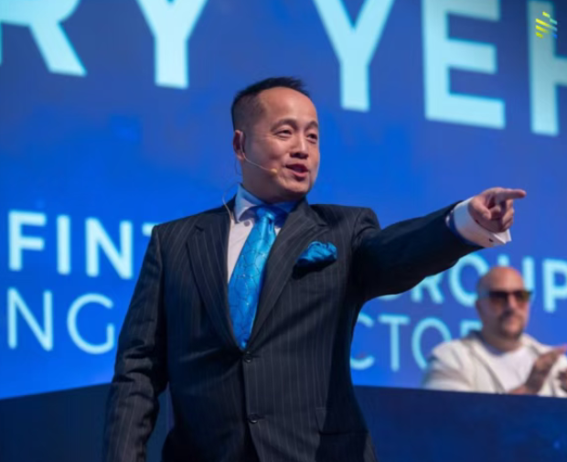 David_wangwang's tweet photo. 香港出生的加密货币行业人士、Quantum Fintech创办人叶俊德（Harry Chun Tak Yeh），近日被发现陈尸于巴拉圭首都亚松森一处高档住宅区，被发现时全身赤裸，震惊币圈。
据巴拉圭媒体《La Tribuna》报道，当地时间8月7日凌晨约4时30分，叶俊德被发现倒卧在亚松森Trinidad区一幢名为“Jade Park”的豪宅大厦楼下。
警方初步调查认为，他可能从大厦30楼（约100米高）坠下。负责案件的检察官María del Carmen Palazón表示，现阶段掌握的现场证据较倾向自杀，但在心理、毒理及验尸等报告完成前，当局不会排除其他可能性。