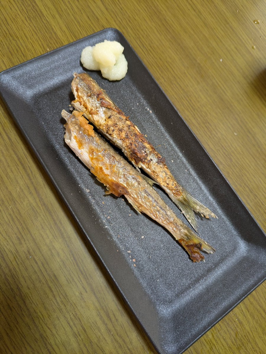 daranekotrm's tweet photo. 塩焼き～～
(焼き方下手くそなのは大目に見て🤣)

近所のスーパーのカマスがだいたい1尾180円ぐらいだから、×68尾で12240円ぶん稼いだと考えると得した気分になる主婦アングラーwww https://t.co/z3tPf6pSUk