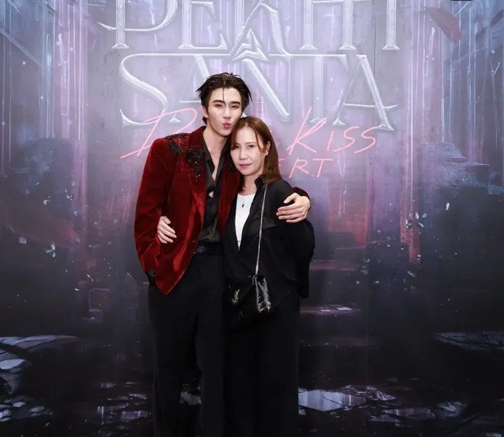 PerthINAClub's tweet photo. happy mother’s day to mae tui! 🤍

thank you for raising perth with so much love, warmth, and care, and for always being there through every step of his journey. seeing him grow into the person he is today is truly something beautiful, and we’re sure there is so much love and strength behind the person he has become.

thank you for always loving and supporting him, for being his biggest source of comfort, and for giving him a home filled with love. we hope you know how much your love means, not only to perth but also to everyone who has come to love and support him along the way.

may you always be surrounded by happiness, good health, and all the love you deserve. may every day bring you beautiful moments to cherish, just as you have given so many beautiful moments to perth🫶🏻

happy mother’s day, mama! thank you for everything🤍

#PerthTanapon #KDPPE