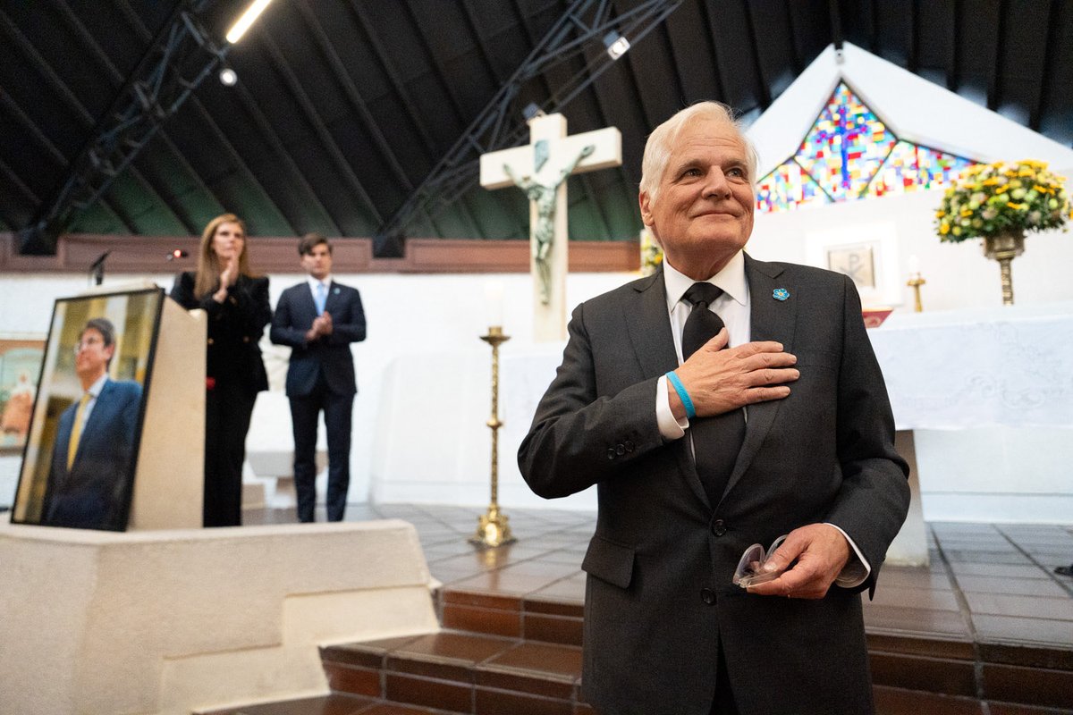 migueluribel's tweet photo. Hoy escojo celebrar todos los días que vivimos junto a Miguel. 

Fueron casi 40 años de su luz constante, de su amor y ejemplo. 

Te extraño, hijo mío, cada día más, pero me aferro a lo que vivimos juntos.

Tu vida excepcional me impulsa hacia adelante, como lo hace con miles de colombianos que ven en tu legado, una esperanza. 

Gracias a tantas personas que nos demuestran su amor y apoyo. 

Seguimos adelante convirtiendo este dolor en propósito.

#PapáMiguel #MiguelVive