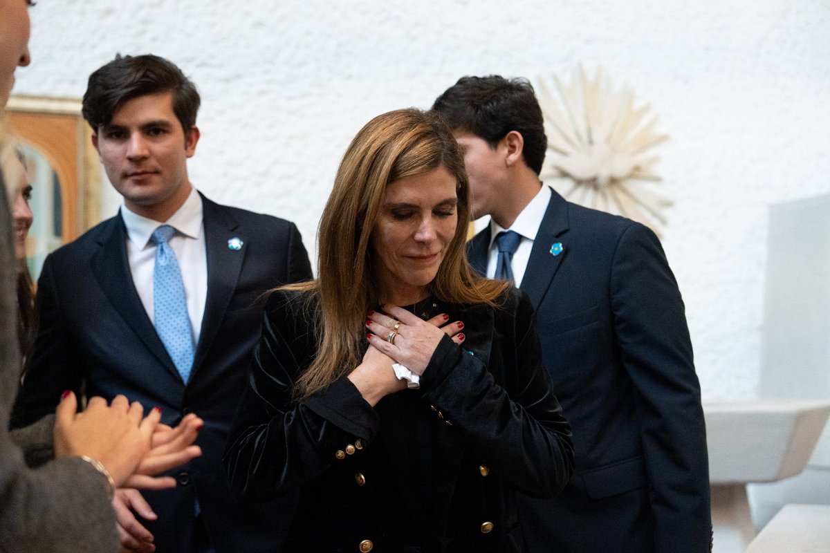 migueluribel's tweet photo. Hoy escojo celebrar todos los días que vivimos junto a Miguel. 

Fueron casi 40 años de su luz constante, de su amor y ejemplo. 

Te extraño, hijo mío, cada día más, pero me aferro a lo que vivimos juntos.

Tu vida excepcional me impulsa hacia adelante, como lo hace con miles de colombianos que ven en tu legado, una esperanza. 

Gracias a tantas personas que nos demuestran su amor y apoyo. 

Seguimos adelante convirtiendo este dolor en propósito.

#PapáMiguel #MiguelVive