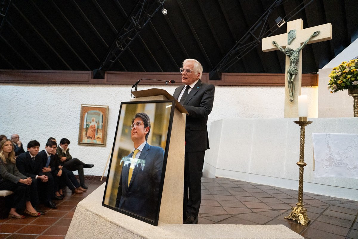 migueluribel's tweet photo. Hoy escojo celebrar todos los días que vivimos junto a Miguel. 

Fueron casi 40 años de su luz constante, de su amor y ejemplo. 

Te extraño, hijo mío, cada día más, pero me aferro a lo que vivimos juntos.

Tu vida excepcional me impulsa hacia adelante, como lo hace con miles de colombianos que ven en tu legado, una esperanza. 

Gracias a tantas personas que nos demuestran su amor y apoyo. 

Seguimos adelante convirtiendo este dolor en propósito.

#PapáMiguel #MiguelVive