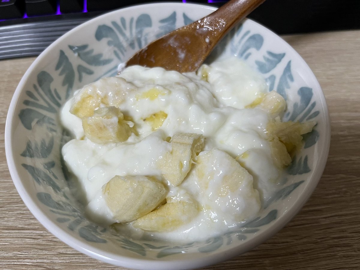 ru_ku_J's tweet photo. バナナヨーグルトも食べる　#るーくのご飯メモ https://t.co/syN166J0Fc