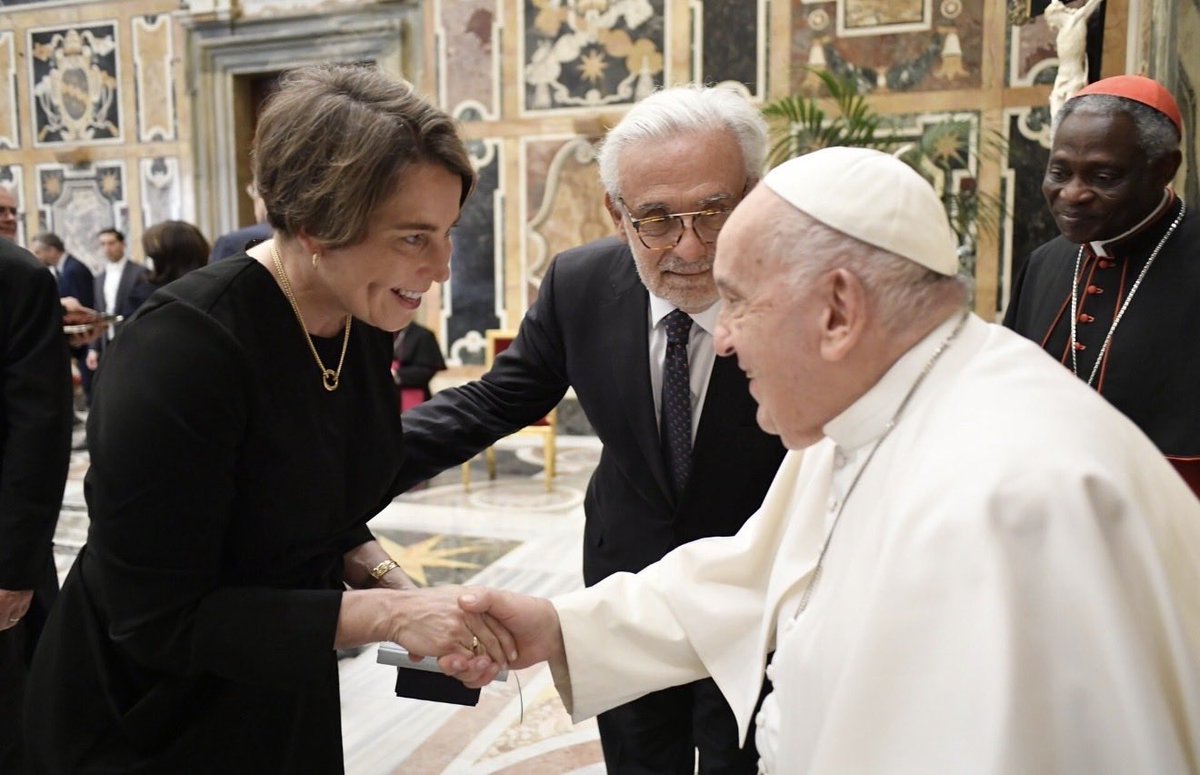 FridaEsp_'s tweet photo. La gobernadora de Massachusetts que legalizó el aborto hasta el nacimiento con el Papa 

Ojalá lo haya disfrutado porque ya está excomulgada de acuerdo a Latae Sentiae por el Derecho canónico código  1397 https://t.co/cqkQOOsXP5