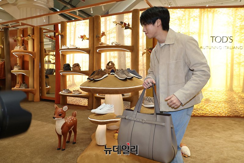 914soup's tweet photo. 스트레이키즈 한, 가을 남자

+ https://t.co/McIOxdePWa