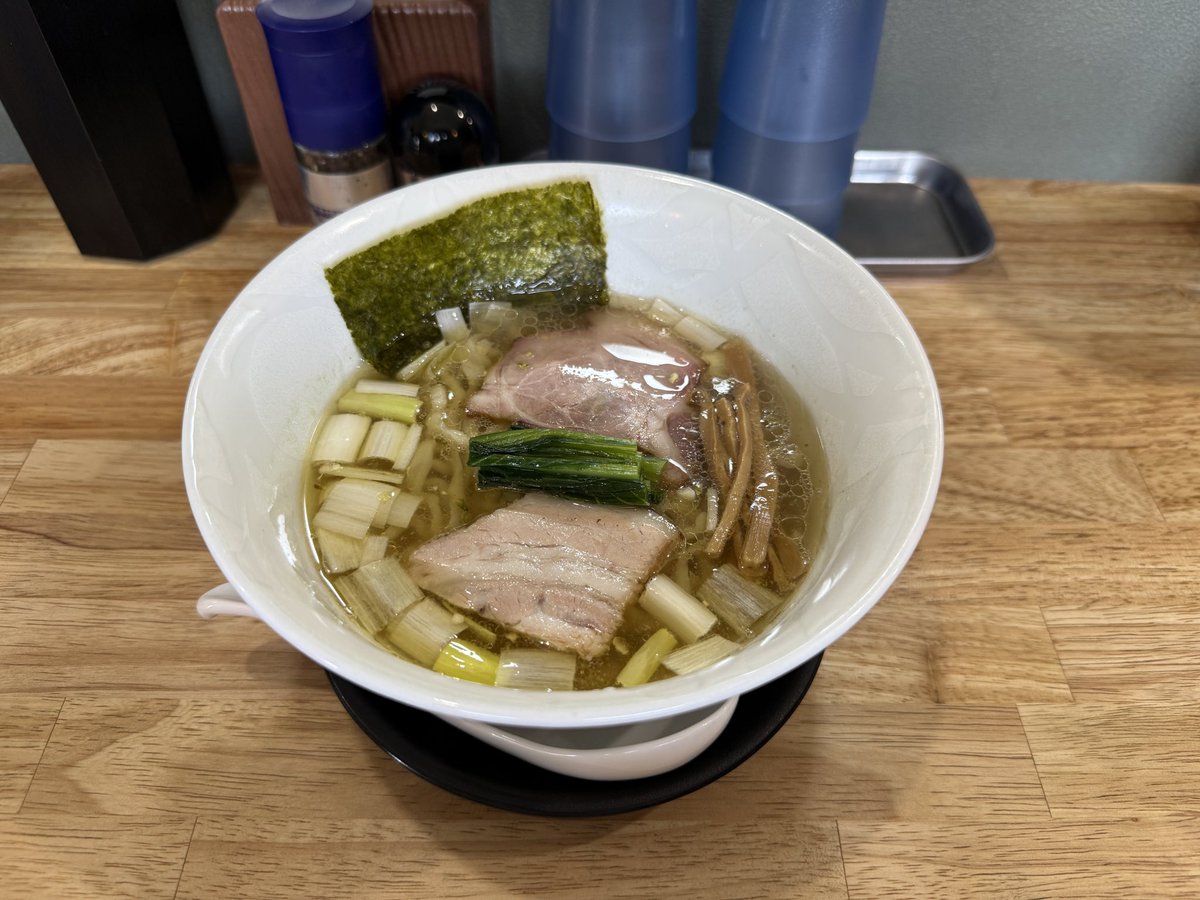susuru_tv's tweet photo. 61300円のラーメンのはずが、おいしくてもう一杯食べたので62300円となりました。 https://t.co/HET4W1osWN