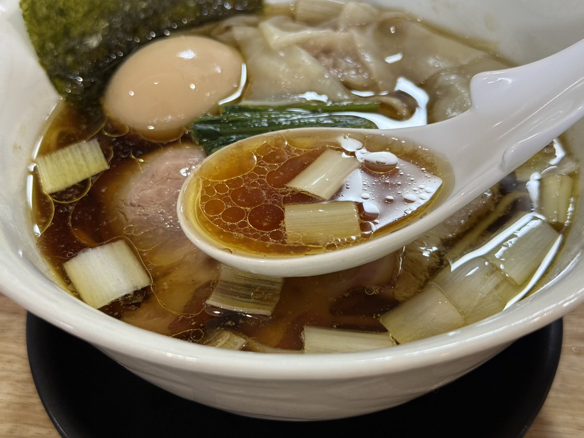 susuru_tv's tweet photo. 61300円のラーメンのはずが、おいしくてもう一杯食べたので62300円となりました。 https://t.co/HET4W1osWN