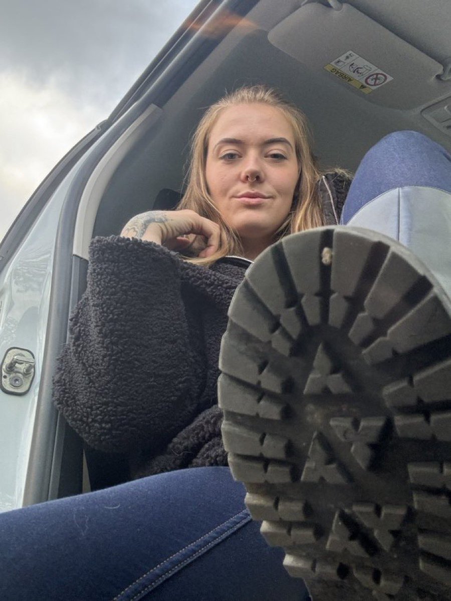 DominaLunaa0's tweet photo. J'adore vous rendre accro, vous faire edge pour que vous me supplier de vous laisser jouir! 🫦

Venez en dm les soumis 🧎

#moneyslave #paypig #moneymiss #soumis #domina https://t.co/b7lSukujQr