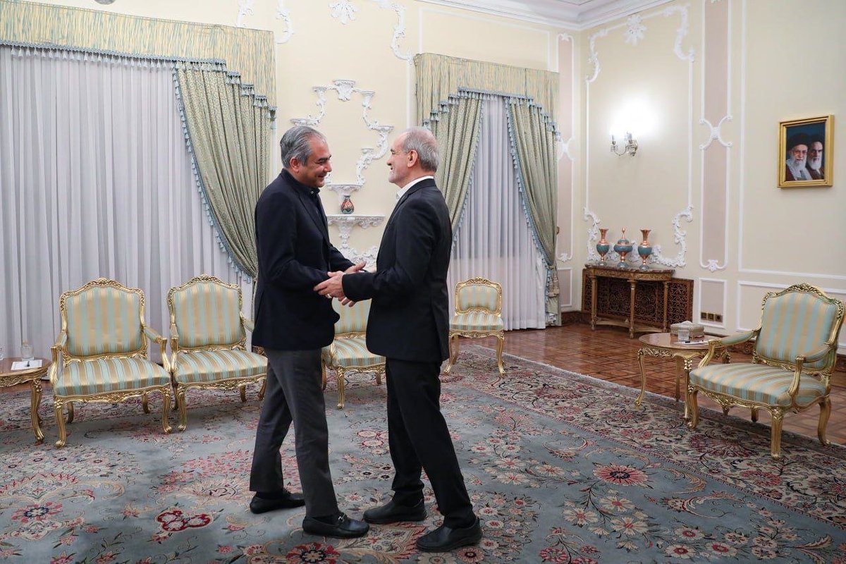 momal_sheikh532's tweet photo. #Pakistan Interior Minister Mohsin Naqvi met Iranian President Masoud Pezeshkian in #Tehran to discuss key issues of mutual interest.🇵🇰🇮🇷
The meeting reflects continued efforts to strengthen cooperation &amp; maintain close brotherly relations between the two nations.
#CDFForPakistan https://t.co/27qa85gXV2