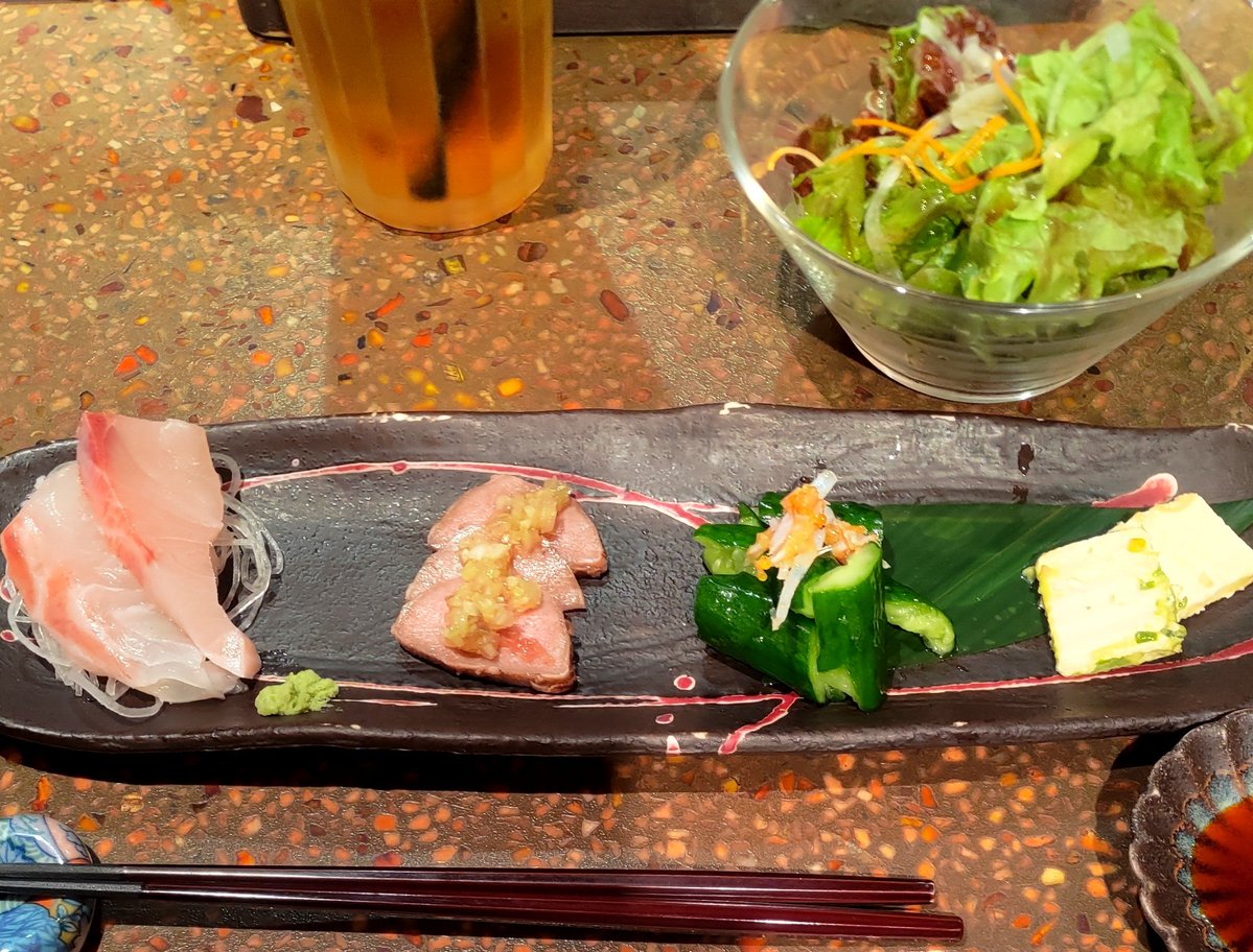 0619rukuzzZ's tweet photo. 結局ふたりで地元の炭火焼き屋さんに寄って、私はランチコース😋🍴
前菜も良かったし、もちろん串焼きはばっちり♪雲丹のライスコロッケはとても美味しかった〜！
シメはアサリの冷たいラーメン🦪🍜🏝️ww
鶏出汁ベースでコクもあるお上品な貝出汁ラーメンでした🌊✨ https://t.co/BevDLnUHrI