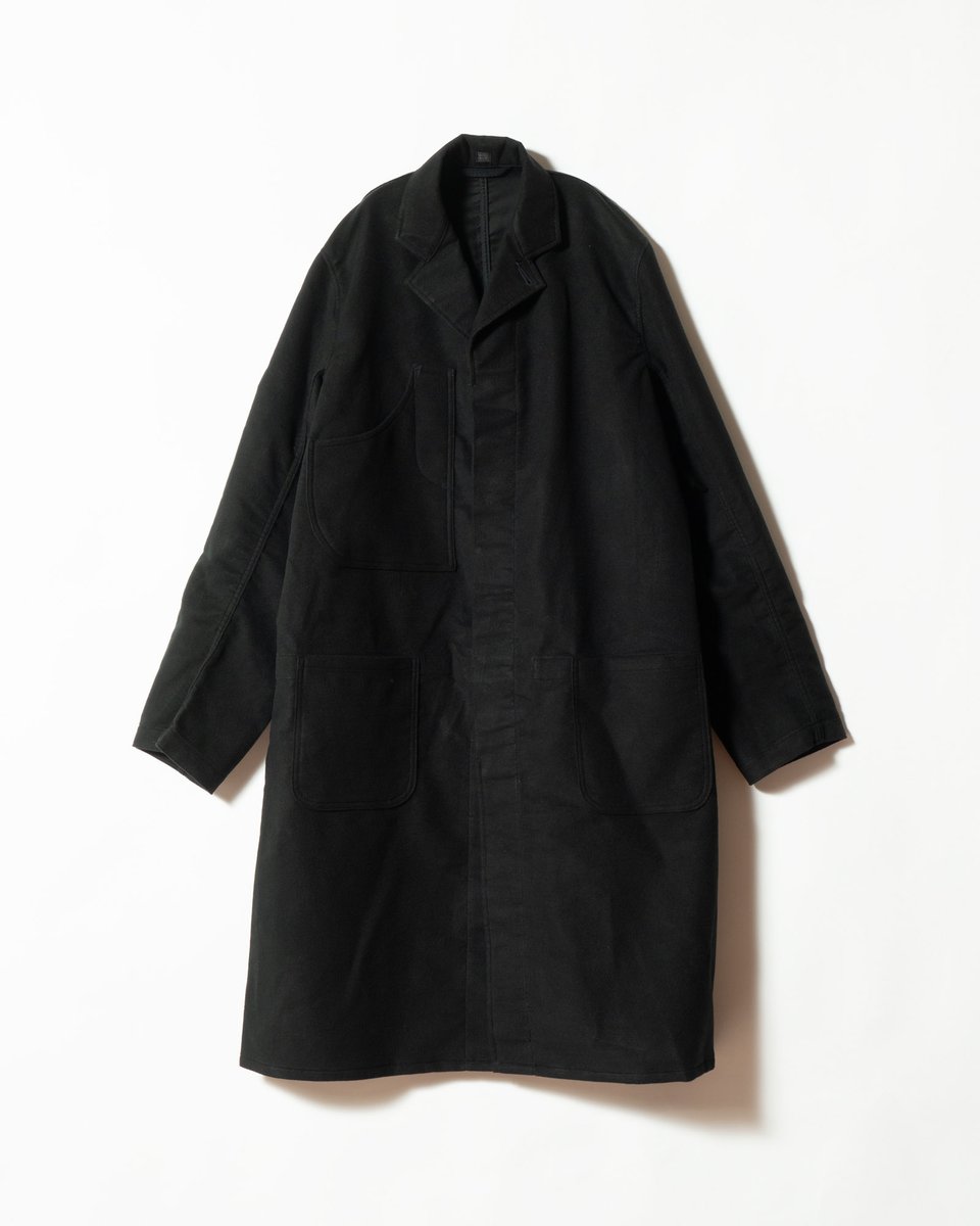 ALTERFATE's tweet photo. T.T 
LOT.413 BRITISH POSTAL WORKER COAT

https://t.co/zQUUCNAuXp

1950年代頃のイギリスの郵便局内での作業員が着ていたワークコートがベースとなってる。当時の写真を見ると、ネクタイを締め、ベストを着用した上にこのようなコートを着用していた作業員の姿が存在している。荷物の仕分けなどの倉庫作業でオーバーコートとしての役割を果たしていた。ヴィンテージからはフレアの度合いを調整し、現代でも着用できるように再設計した。