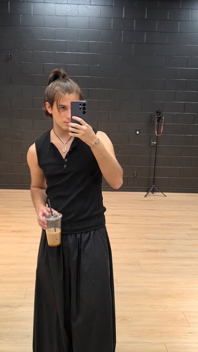 stbvnews's tweet photo. #ALEJANDRO looking handsome via IG Stories. and Weverse ❤️‍🔥 

#SANTOSBRAVOS @santos_bravos https://t.co/L3HdzjOUZ3