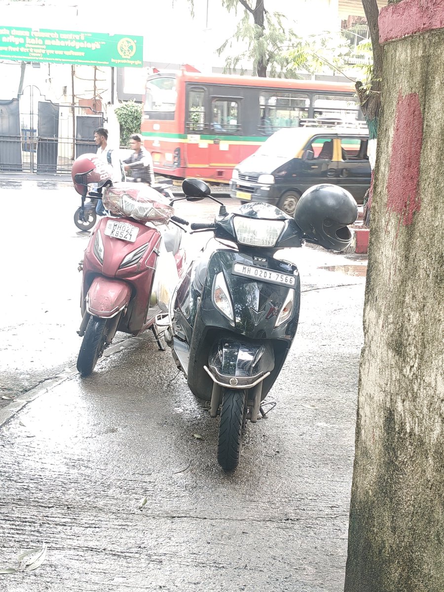 sandyfrommumbai's tweet photo. Bike park on footpath address aradhana building, Behind pratiksha bunglow NS Rd no 11th Vitthal nagar society @MTPHereToHelp @Juhu_PS @mybmc https://t.co/zUDcBvXnqs