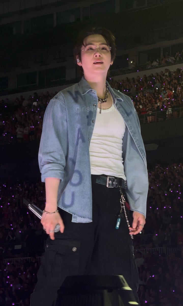 YOONGlYOONGI's tweet photo. CLOSE THE GYM !!!!! 👁👄👁 https://t.co/dti5sbkZij