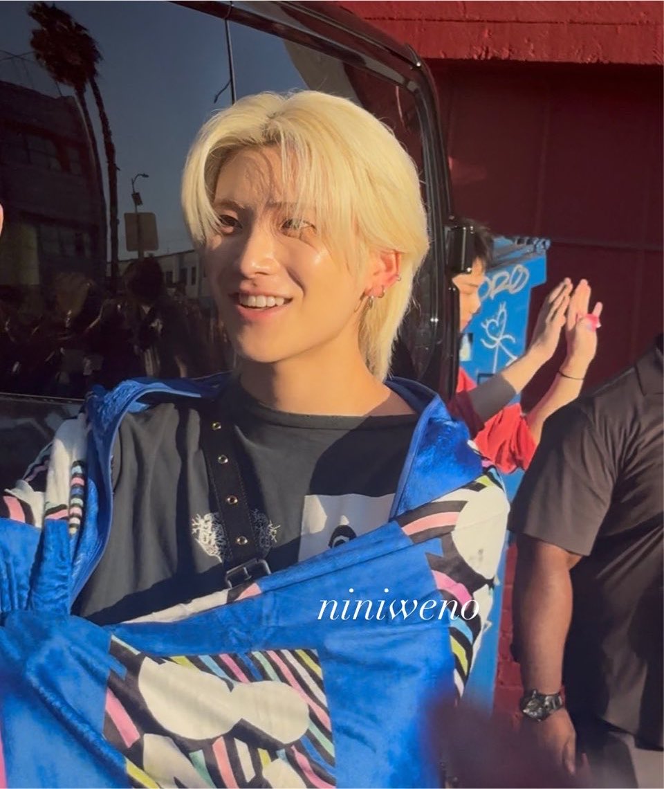 yumniqlo's tweet photo. he is GLOWINGGG https://t.co/JpaLxYBv7W