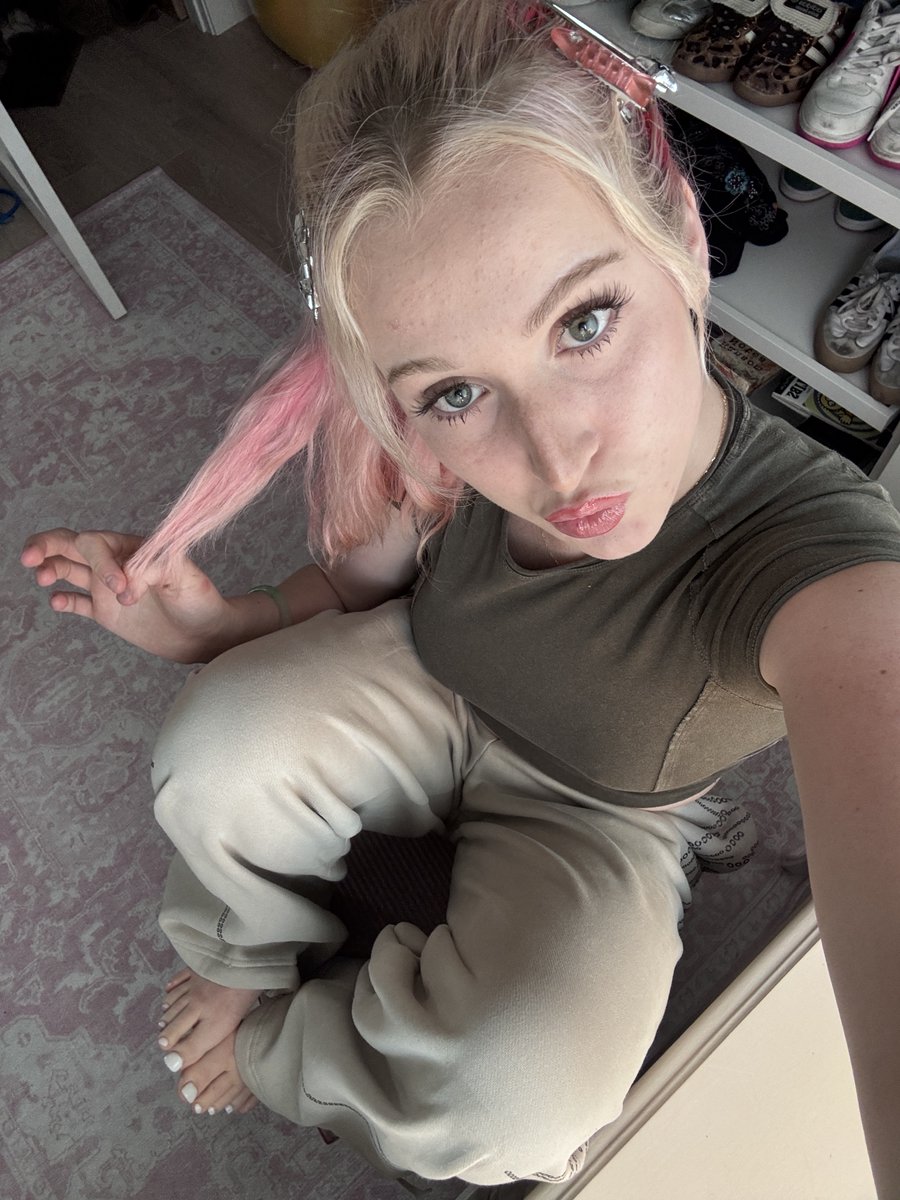 cassyafterdark's tweet photo. can a f19 be ur gf? interact for yes https://t.co/FmFCOyascT
