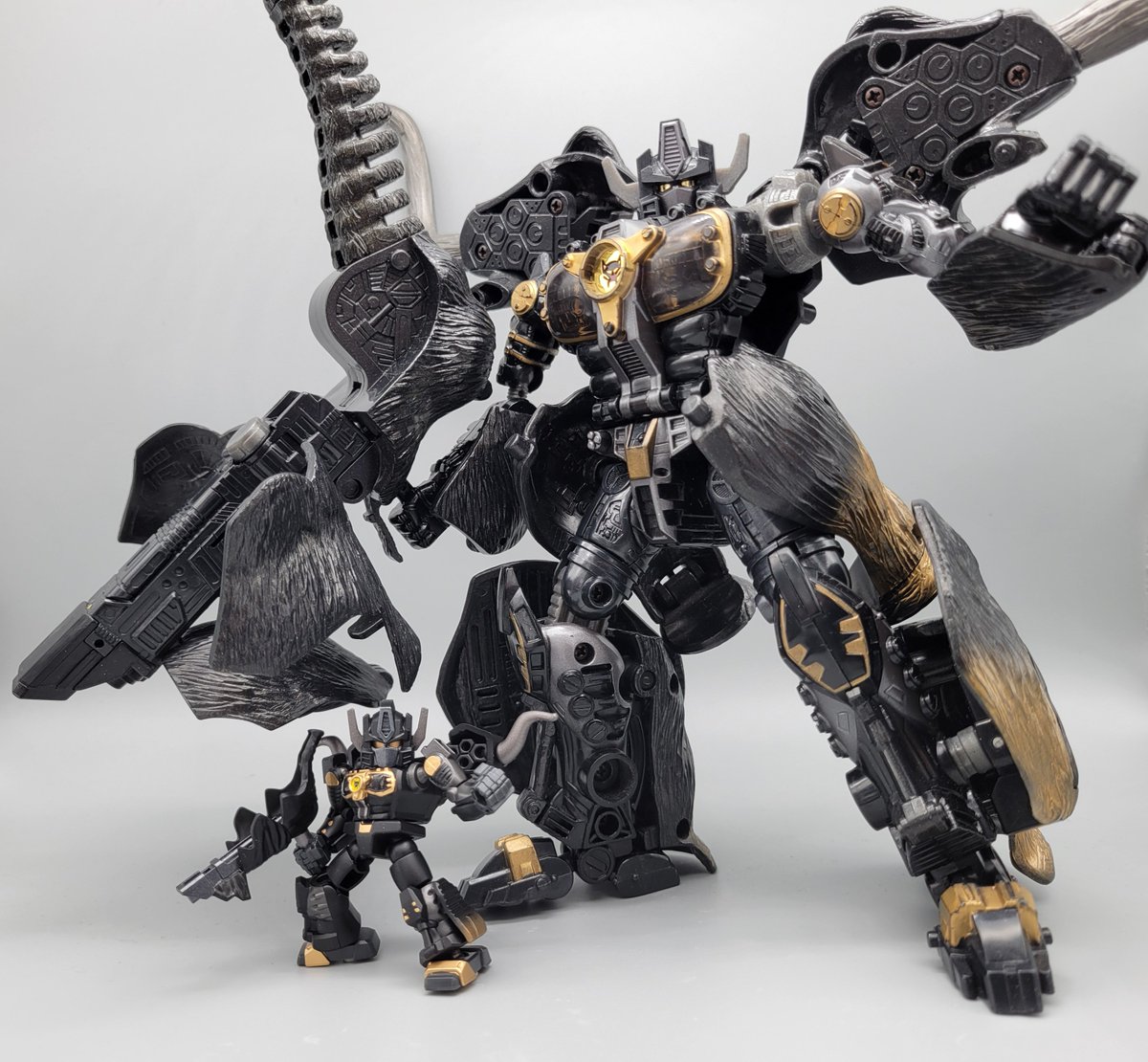 Takurai42's tweet photo. トランスフォーマーは改造までいかずともリカラーで別人になる。
ブラックビッグコンボイとブルービッグコンボイに塗装♪
ブロッキーズでこの4人を並べられる幸福(私はネメシスの玩具を未所持)。
#トランスフォーマー
#ブロッキーズ https://t.co/tzBegkPS0Q