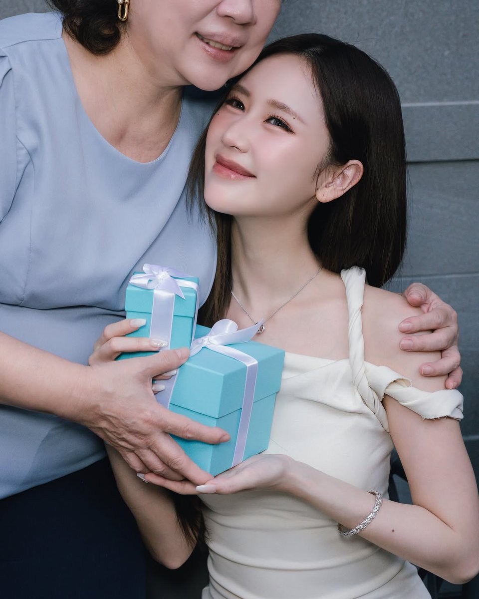 Janeyeh_VN's tweet photo. [120826] 
Janeeyeh | IG Post Update

"To the strongest woman I know. Happy Mother’s Day! @.tiffanyandco"

🔗: https://t.co/b40jBTBKUn

#Janeeyeh #เจนเย่
#TiffanyAndCo https://t.co/syTm2Bwcx8
