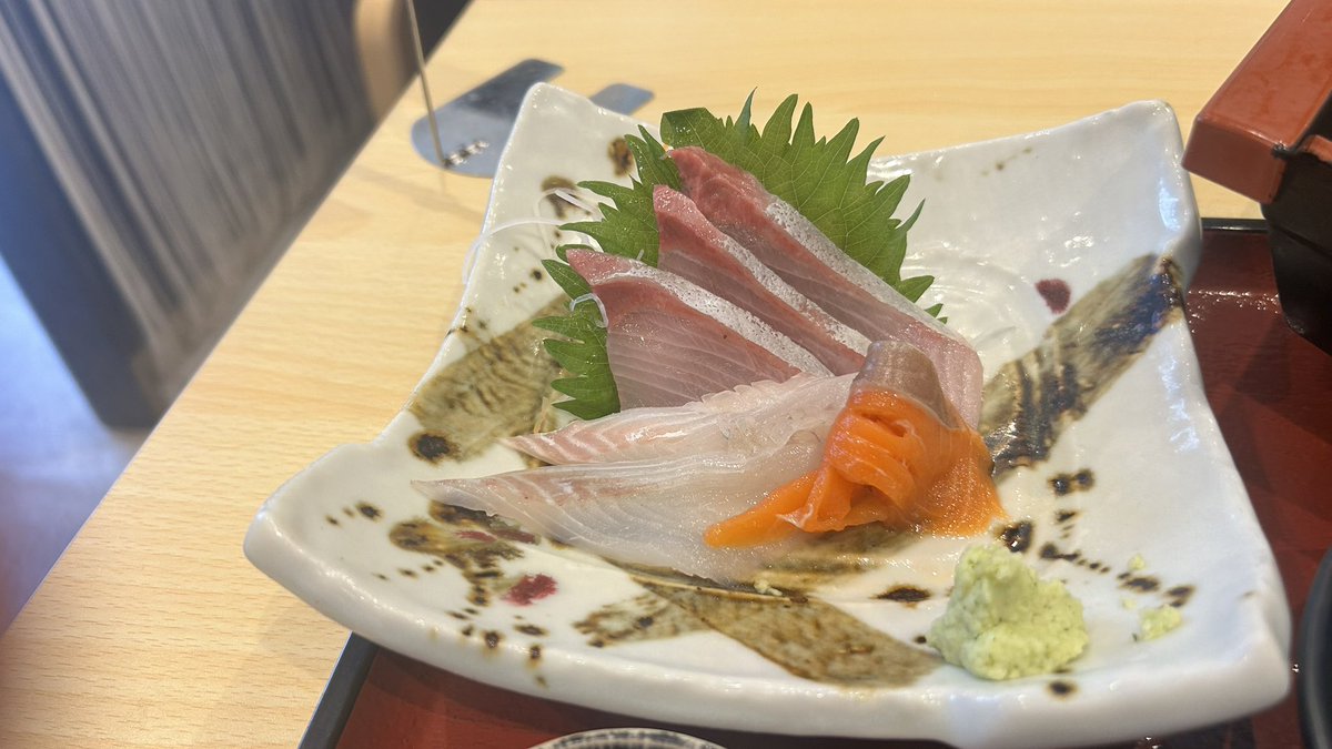 TonNobu52006's tweet photo. #バイク乗りと繋がりたい  #バイク好きと繋がりたい  #ツーリング 
境港地魚食堂✨️流石👏👏

サーモンがあまり好きじゃない俺なのに…
美味っ😳甘っ😳刺身マジ美味っ🤣

水木しげるロード流して鳥取砂丘へGO🏍₃₃₃ https://t.co/x1HGgX5cA6
