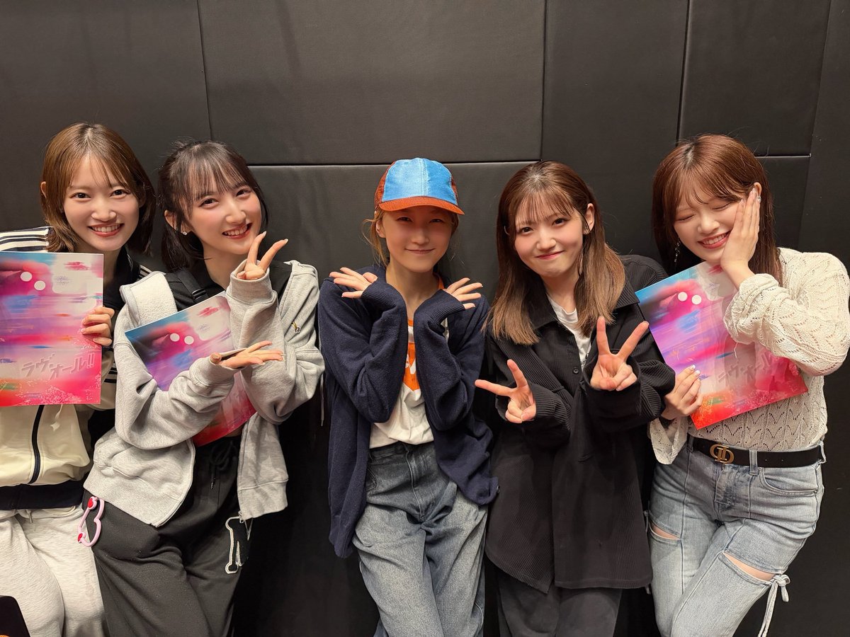 yuirin9o's tweet photo. So many of the members came to see the show today! Thank you 😭

And Sayashi-san came too, so we all went to say hi. We also got to take a photo with Chan-Ima-san, who’s taken care of us during the “Majimuri” and “Koko Kara Da” shows.

It was such a fun, nostalgic time! https://t.co/hgsFrNeRU0