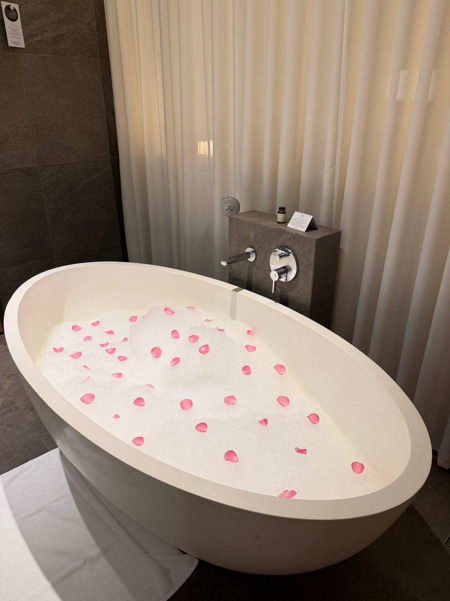 Victoria_L0VEU's tweet photo. Bath done, skincare done, now it’s time for sweet dreams. 💤 https://t.co/t1t7t0I7CB