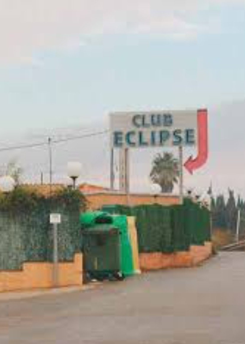 pdpelat's tweet photo. A Mont-ras hi havia un eclipsi on hi anava un munt de gent sense ulleres. https://t.co/T5NVeSXi5l
