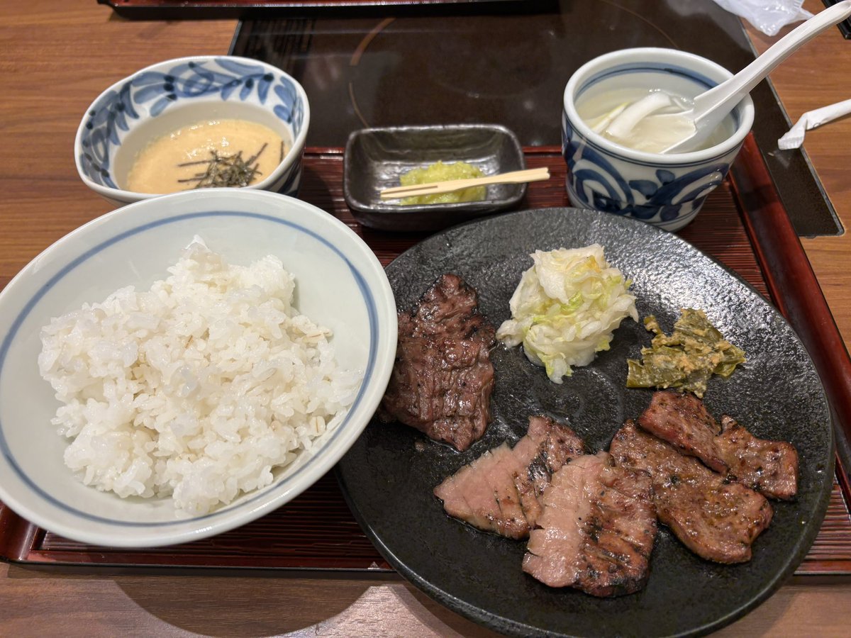 skygilly's tweet photo. 『バラエティセット』¥2,398
牛たん（特上に変更）、牛はらみ、牛カルビの３つの味が楽しめるセット🥩
どれもお肉が柔らかくてとっても美味しかった🥰

ごちそうさまでした😋
#牛たん #みやぎ #そごう横浜 https://t.co/fA1IhVAUAY