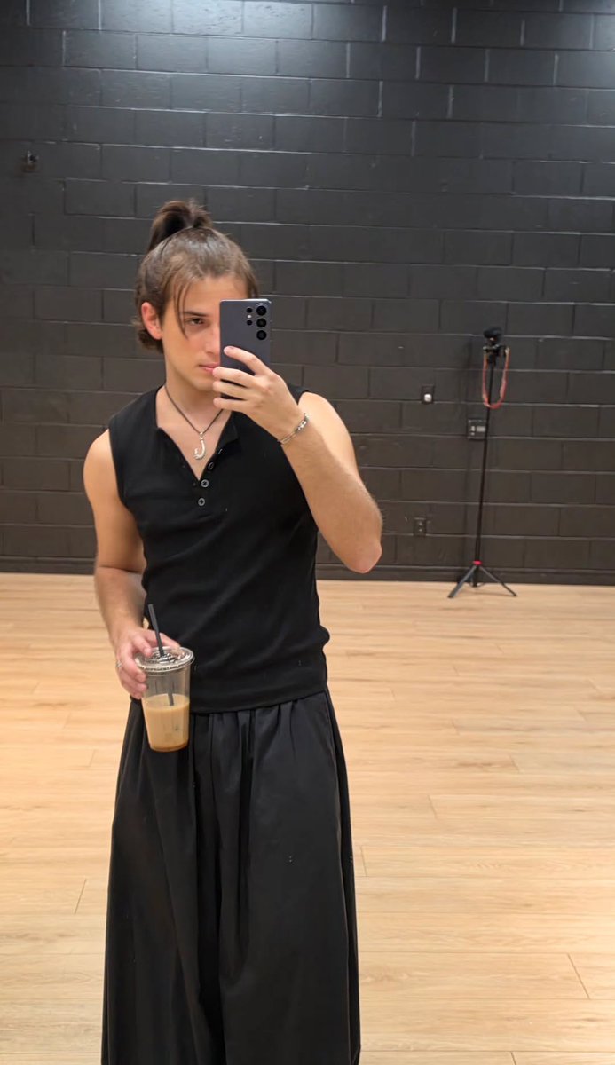 sumparis17's tweet photo. Volvieron las viejas costumbres: Ale en insta y a los minutos en weverse, subiendo fotos pero con vibras distintas https://t.co/LidpBxT8SV