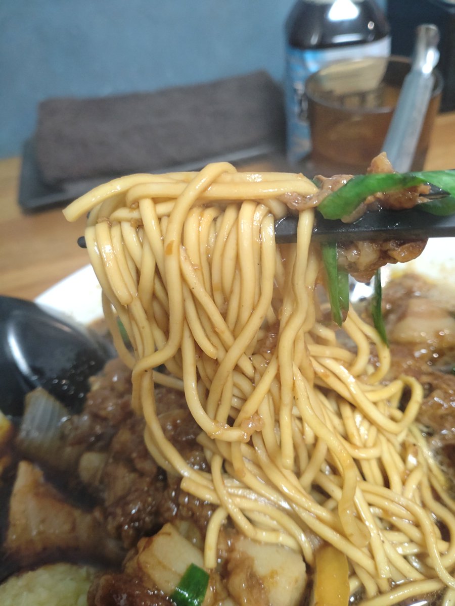 MK11779950's tweet photo. 108 熊谷　すず鬼
スタ満ソバ　細麺　ショウガ背脂ちょいニンニク
小ライス
久しぶりにテレワークのお供に。
ちょうど細麺あったし行かないわけにはいかない！ https://t.co/JDecKKo0WI