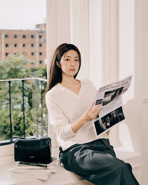 kann_kanyee's tweet photo. List Brand yang sempat ada project kerjasama bareng Hayoung dan mulai merespon terkait kontroversinya yang lagi hangat diperbincangkan :

1. Netflix : Netflix korea membatalkan semua acara promosi dan interview yang melibatkan Hayoung, jadi dia bakalan absen untuk promosi dramanya

2. Brand fashion Artid : Semua konten promosi yang ada Hayoung udah ditake down dan diprivate sama Artid di semua media sosial

3. Samsung Elektronik : Semua video promosi Hayoung di take down dan diprivate Samsung di semua media sosial

Ternyata beneran seserius itu kontroversinya kali ini… sampai semua brand yang kerjasama dengan Hayoung mulai bergerak untuk menghilangkan jejak kerjasama yang udah ada. 

Pelajaran yang bisa dipetik, hati-hati guys, mulutmu adalah harimaumu