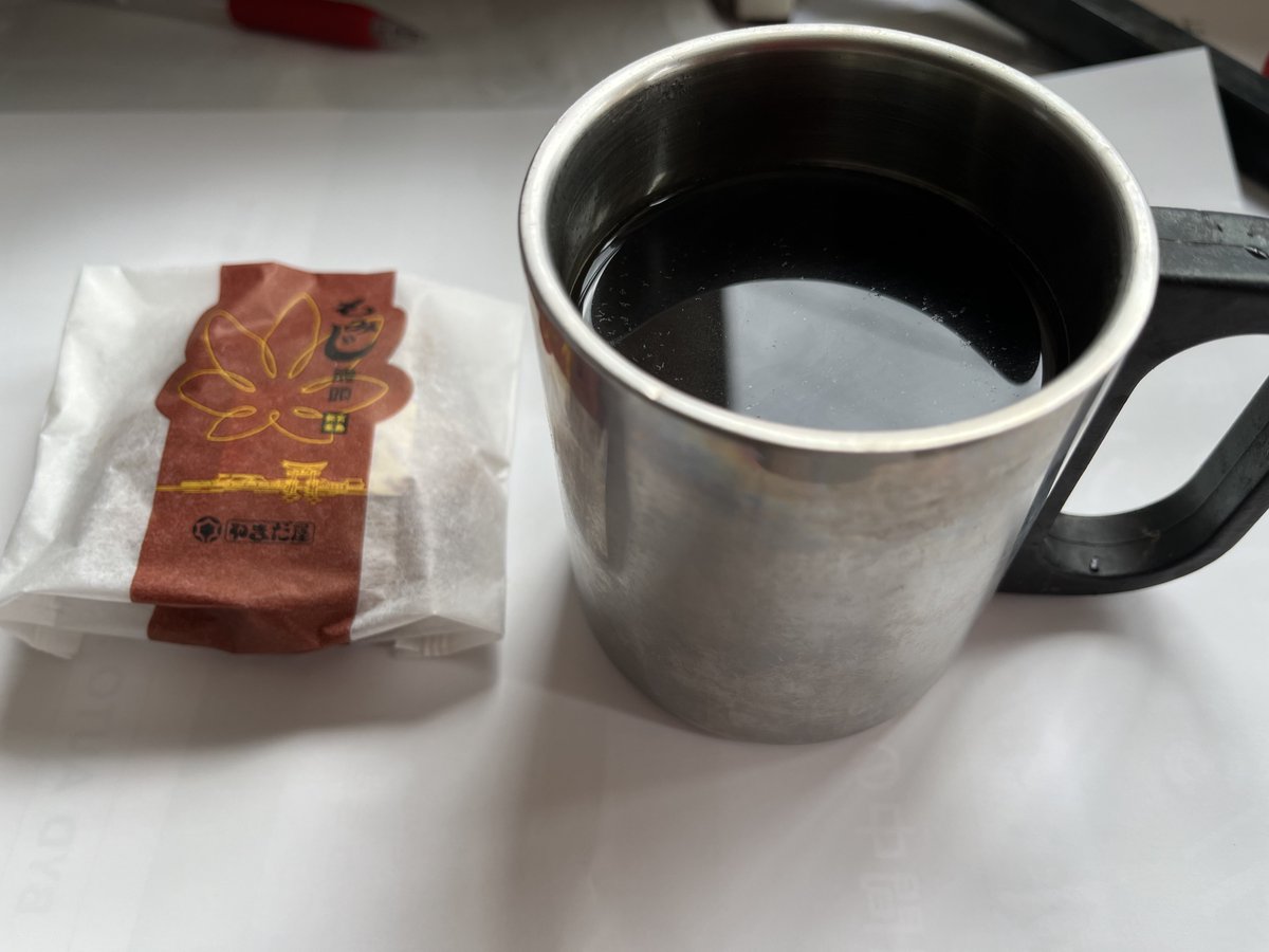 yuutaihiroto's tweet photo. 今朝、今月までのオリーブスパの優待券を優待財布に入れるためリュックを開けたら、写真左のものが。
昨日、藤井君に貰ったお土産のもみじ饅頭をすっかり忘れていました😅
彼は宮島の対岸の廿日市市に住んでいて竹原にもよく帰ってきます。
糖尿病には良くないけど折角なのでコーヒーで1つ頂きました☺️ https://t.co/Aq7RGP1nQ4