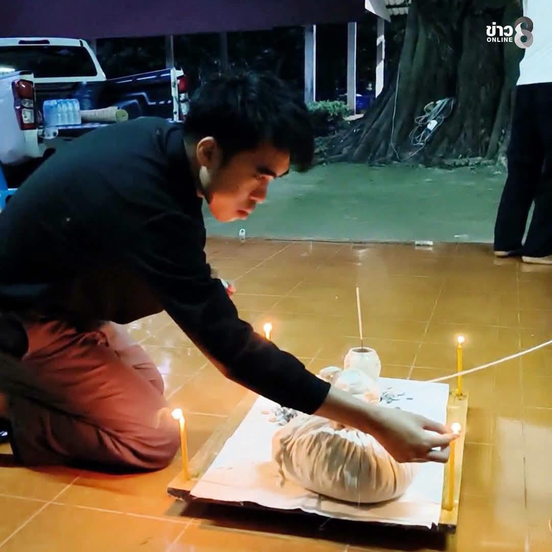 Jaifu_fu's tweet photo. เช้าวันนี้ ที่วัดรังษีชัชวาลย์ จ.กาฬสินธุ์ ครอบครัว “เป็งสุข” พร้อมญาติ เดินทางมาเก็บอัฐิ “ฮลุน โซโล่” หลังเสร็จสิ้นพิธีฌาปนกิจเมื่อวานนี้

พิธีเป็นไปอย่างเรียบง่ายตามประเพณีอีสาน ช่วงที่ครอบครัวค่อย ๆ เก็บอัฐิของฮลุน คุณย่าและญาติพี่น้องต่างกลั้นน้ำตาไว้ไม่อยู่

ครอบครัวและแฟนคลับร่วมกันประพรมน้ำหอมและน้ำอบไทย ก่อนบรรจุอัฐิลงในโกศ เพื่อเตรียมประกอบพิธีต่อไป

อัฐิส่วนหนึ่งจะเก็บไว้ที่บ้านเพื่อทำบุญ ส่วนเถ้าอัฐิอีกส่วนจะนำไปลอยอังคาร ฝากนักเดินทางคนนี้ไว้กับสายน้ำและธรรมชาติที่เขารัก

จากคนที่เคยสะพายกระเป๋าออกเดินทางไกล และกลับมาหาคนที่รักเสมอ…ครั้งนี้ครอบครัวจะเป็นฝ่ายพาฮลุนออกเดินทางเอง เป็นการเดินทางที่ไม่มีวันกลับบ้านอีกแล้ว ขอให้ปลายทางสุดท้ายของนักเดินทางคนนี้ มีแต่ความสงบเย็น และได้พักอย่างสบายเสียทีนะฮลุน 🤍🖤 #ฮลุนโซโล่