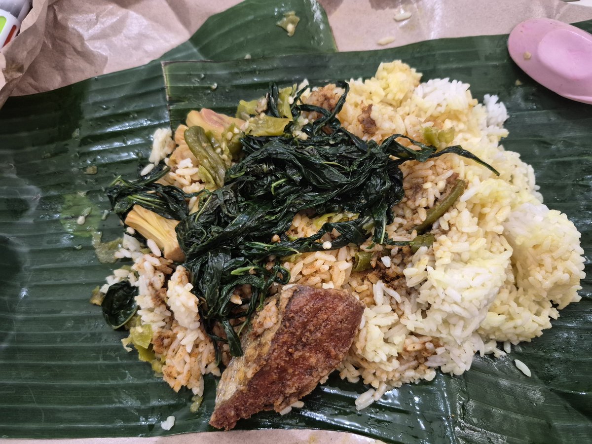 chenecstasy's tweet photo. Makan siang dulu supaya kuat lanjut kerja. Hari ini nggak sempat bungkus bekal jadi maksi dengan naspad dulu. 
Naspad lauk ikan goreng potong 20k di sini. Porsi kuli banget pula

Kalian jangan lupa makan juga ya sesibuk apapun 🥰 https://t.co/gW5zJp8n9e