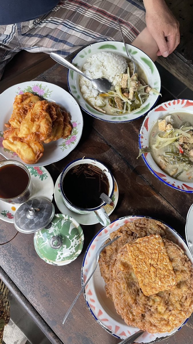 rahasxya's tweet photo. kuliner an mulukkk nyam mau ke jogja lagiiii !! https://t.co/VjgDhgXGtE