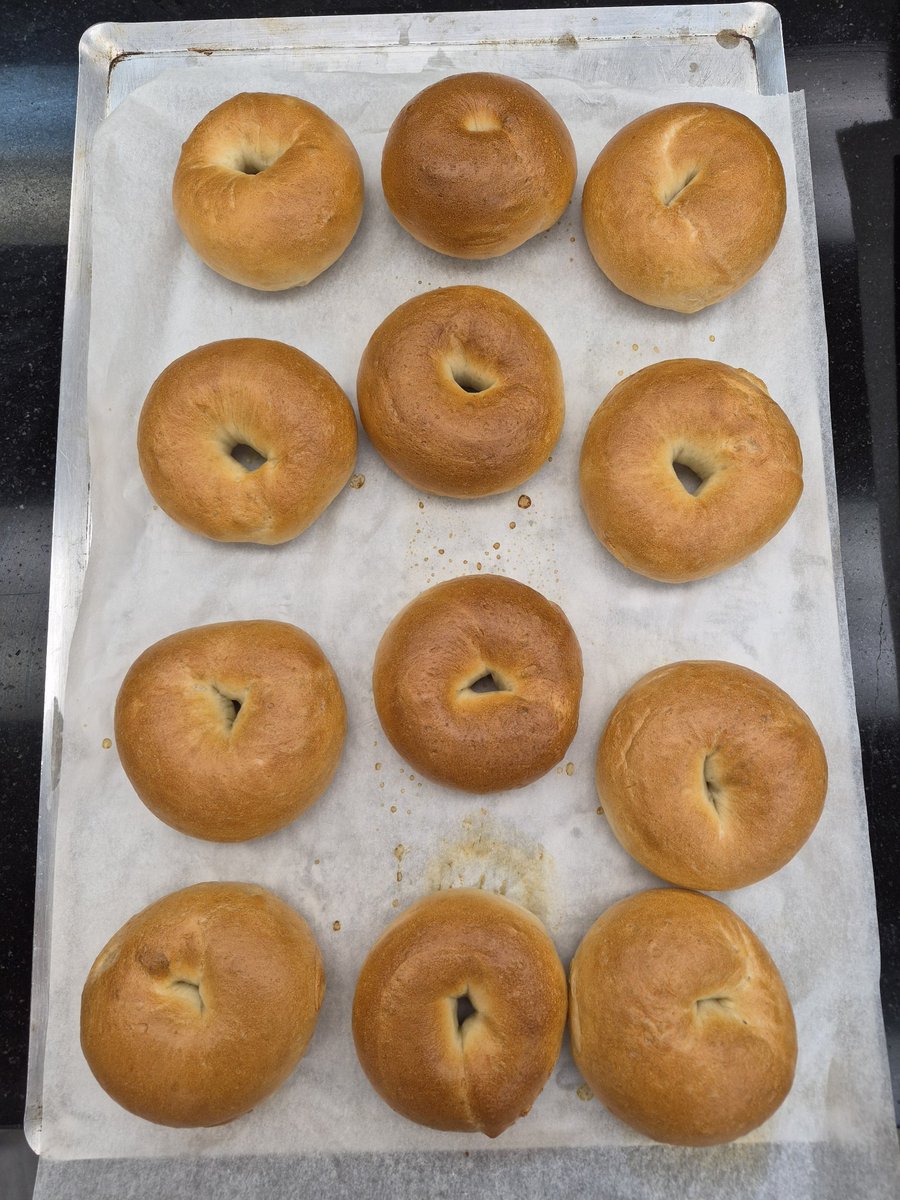 WarasarB5754's tweet photo. Bagel 🥯

ขนมปังตัวนี้เราชอบทำมากค่ะ สนุกดี ใครๆอาจคิดว่ามันคือเบอเกอร์ที่มีรูรึเปล่า เเต่ไม่ใช่นะคะ! เนื้อสัมผัสต่างกันมากเลยค่ะ น้อง Bagel จะมีความเเน่นเเละเหนียวกว่า ทานคู่กับครีมชีส อะโวคาโด สโมคเเซลมอน บอกเลยว่าเริส!

#bagel #Bakery https://t.co/NeaLwcGl8Y