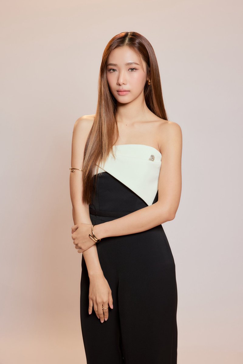 ForFR1st's tweet photo. Ploy Saeb: con gái chủ trường dạy võ

Metawee: con gái chủ tịch, Luật Sư giỏi có tiếng trong ngành

Bambi: con gái chủ tịch, báo thủ 

Jay: sinh ra trong gia đình thượng lưu 

Cơ địa khum đóng đc vai nghèo, thông cảm ạ :))))))

#filmracha https://t.co/vOIGxX0om6
