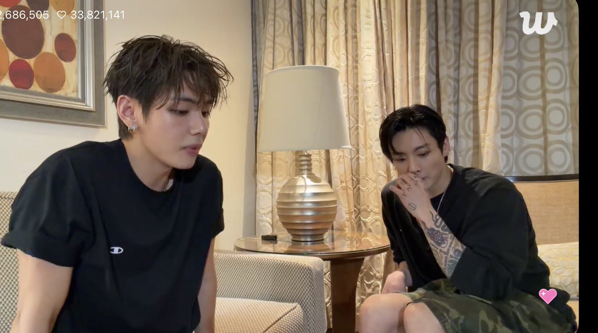 sunflowercharts's tweet photo. 260812 @BTS_twt #V #JungKook Weverse LIVE

🐯: ผมยังไม่ได้เล่าอาร์มี่เรื่องนี้เลย แต่น่าจะเกิน 2 ปีแล้วมั้งนะ? ที่ผมเริ่มปวดหู
🐰: แต่มันก็ดีขึ้นหลังไปโรงพยาบาลใช่ไหมฮะ? หรือต้ไปหาอีก?
🐯: ใช่ อีกเดือนนึง... เหมือนว่าได้ยิน 100% ข้างนึง ส่วนอีกข้างได้ยินแค่ 30%
🐰: ดูแลสุขภาพเป็นเรื่องสำคัญมากนะครับ
🐯: ผมก็เลยต้องกินยาอยู่ตลอดเพื่อรักษาอาการนี้ครับ

🐰: ผมเศร้าจัง (ที่ตัวเองป่วย)
🐯: มันน่าเศร้านะ..
🐰: ฮยองเศร้าอะไรอะ?
🐯: ก็ที่นายไม่สบายไง ฉันเองก็ป่วยด้วย
🐯: พวกเราเหมือนเป็นแก๊งโรงพยาบาลเลยเนอะว่ามั้ย?
🐰: ใช่ฮะ
🐯: แต่บ้าบอมาก ทั้ง ๆ ที่พวกเรารักษาสุขภาพมากกว่าคนอื่นด้วยซ้ำ
🐰: ใช่ฮะ เราออกกำลังกายกันเยอะสุดเลยด้วย

🔗 https://t.co/XG5hJUXbk4

#BTS #방탄소년단