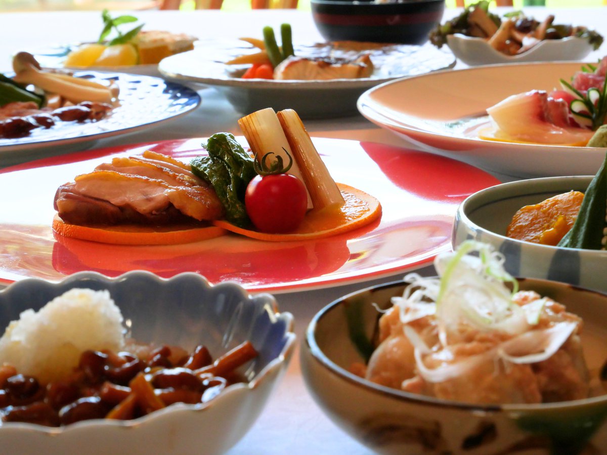 ForestaChokai's tweet photo. 実りの秋を味わう、旬の食材を贅沢に盛り込んだコースをご用意致しました🍁
お写真は一例です。
家族でのお集まりなどにぜひご利用ください。
8月17日（月）〜提供開始です。

​ご予約・お問い合わせはお電話またはプロフィールのURLからどうぞ

​#フォレスタ鳥海 #秋の宴会プラン #秋の味覚 https://t.co/G4biKy3cGq