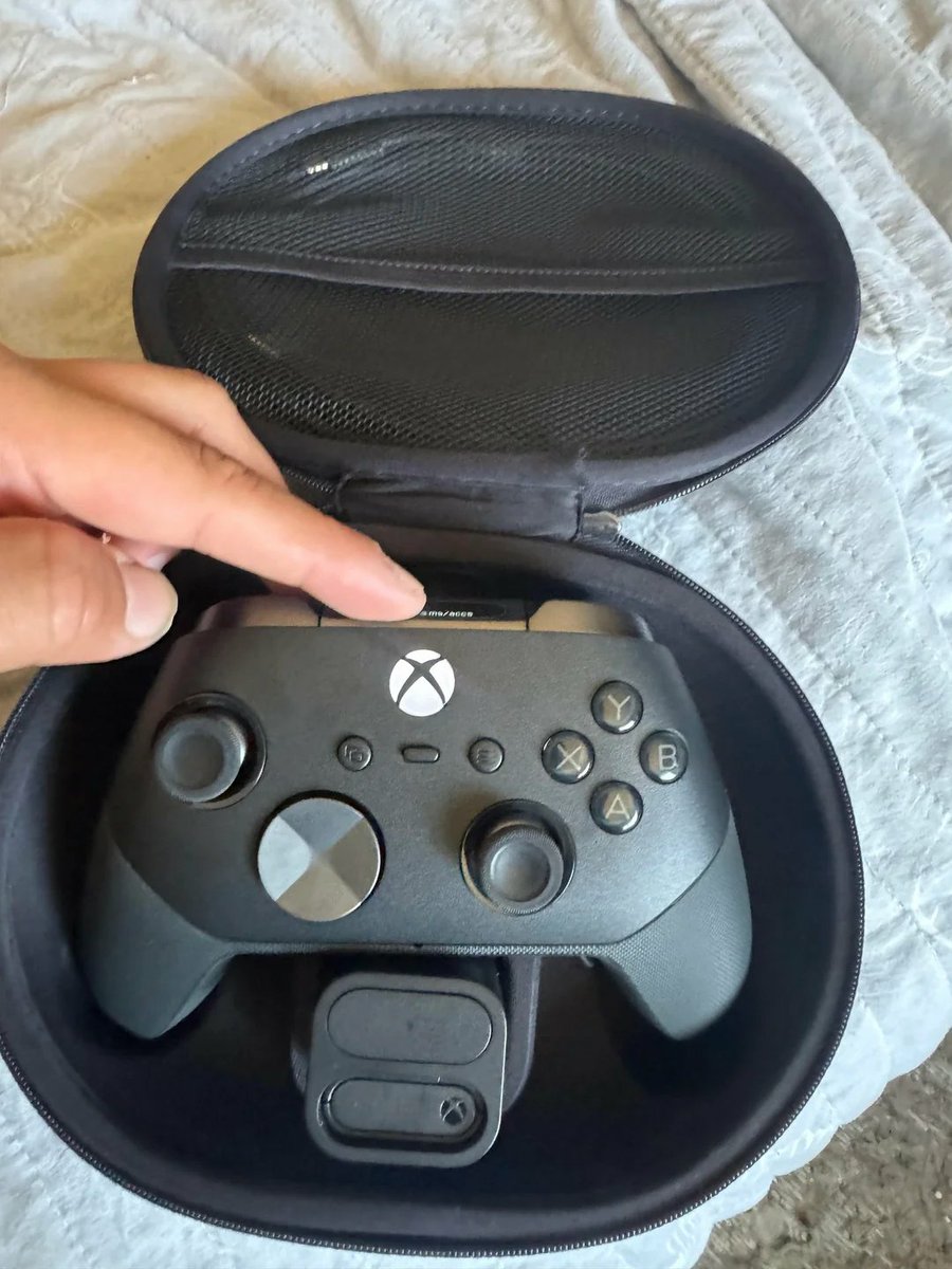 XBOXMythHalo's tweet photo. Here is our first look at the XBOX Elite Series 3 controller. https://t.co/RutL0zAAJB