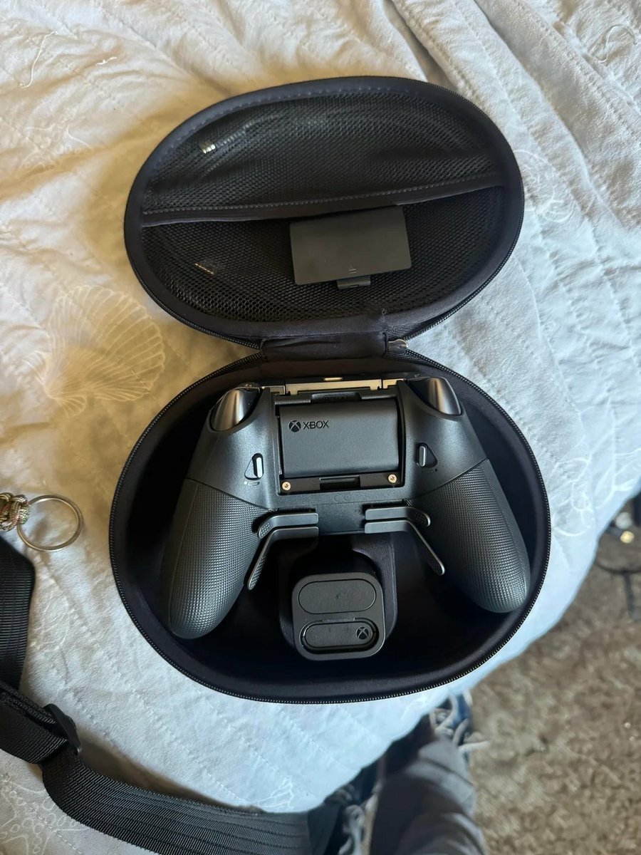XBOXMythHalo's tweet photo. Here is our first look at the XBOX Elite Series 3 controller. https://t.co/RutL0zAAJB